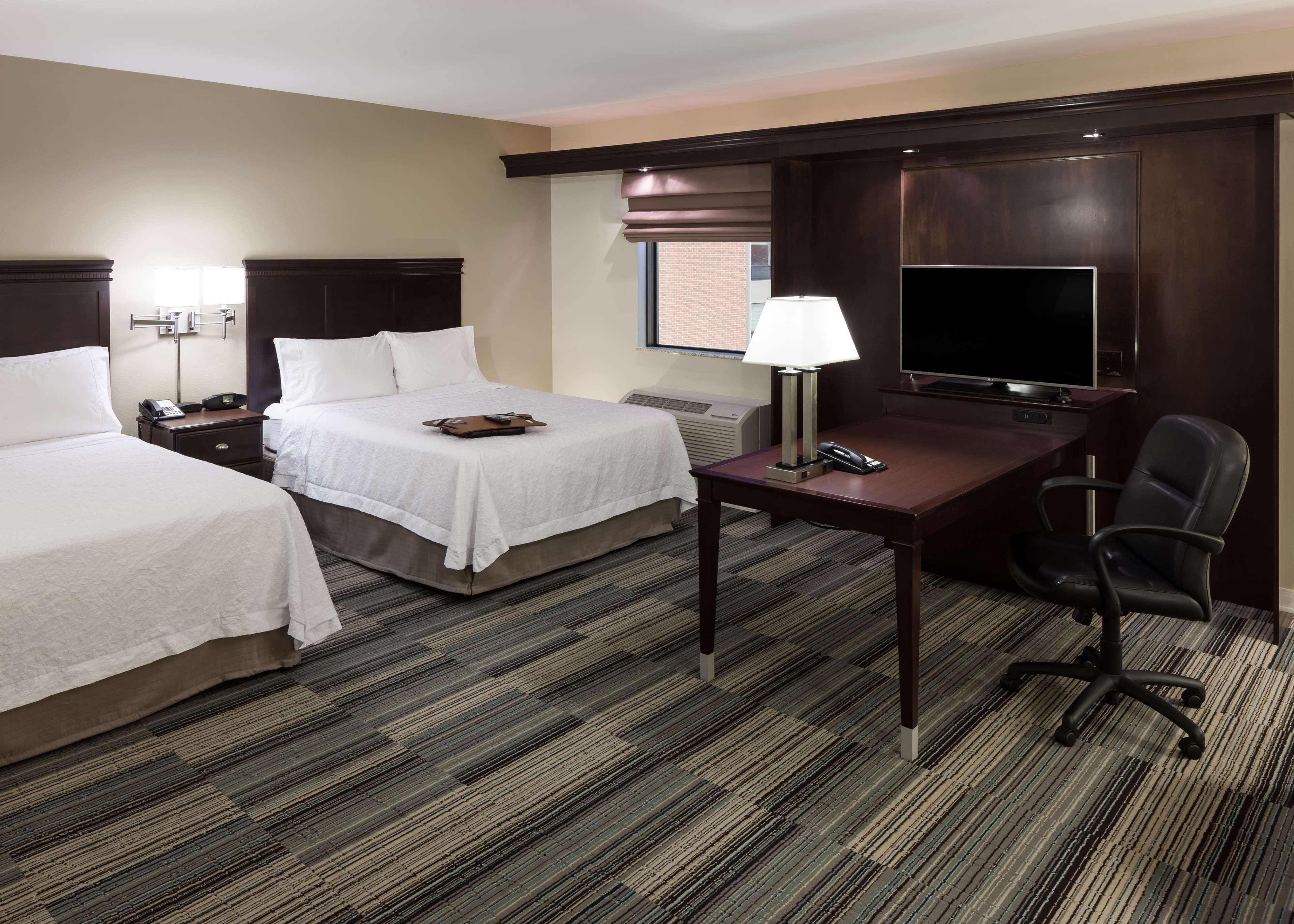 Hampton Inn & Suites Omaha-Downtown Екстер'єр фото