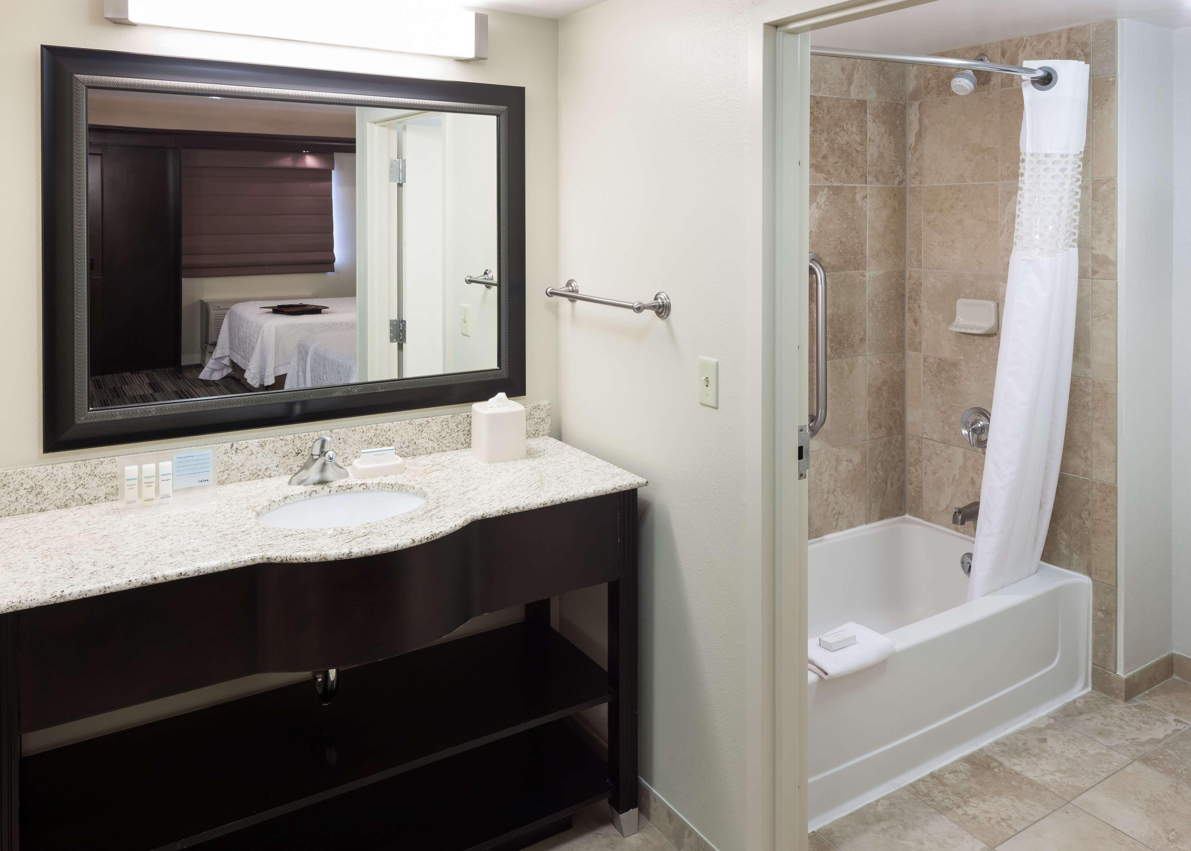 Hampton Inn & Suites Omaha-Downtown Екстер'єр фото