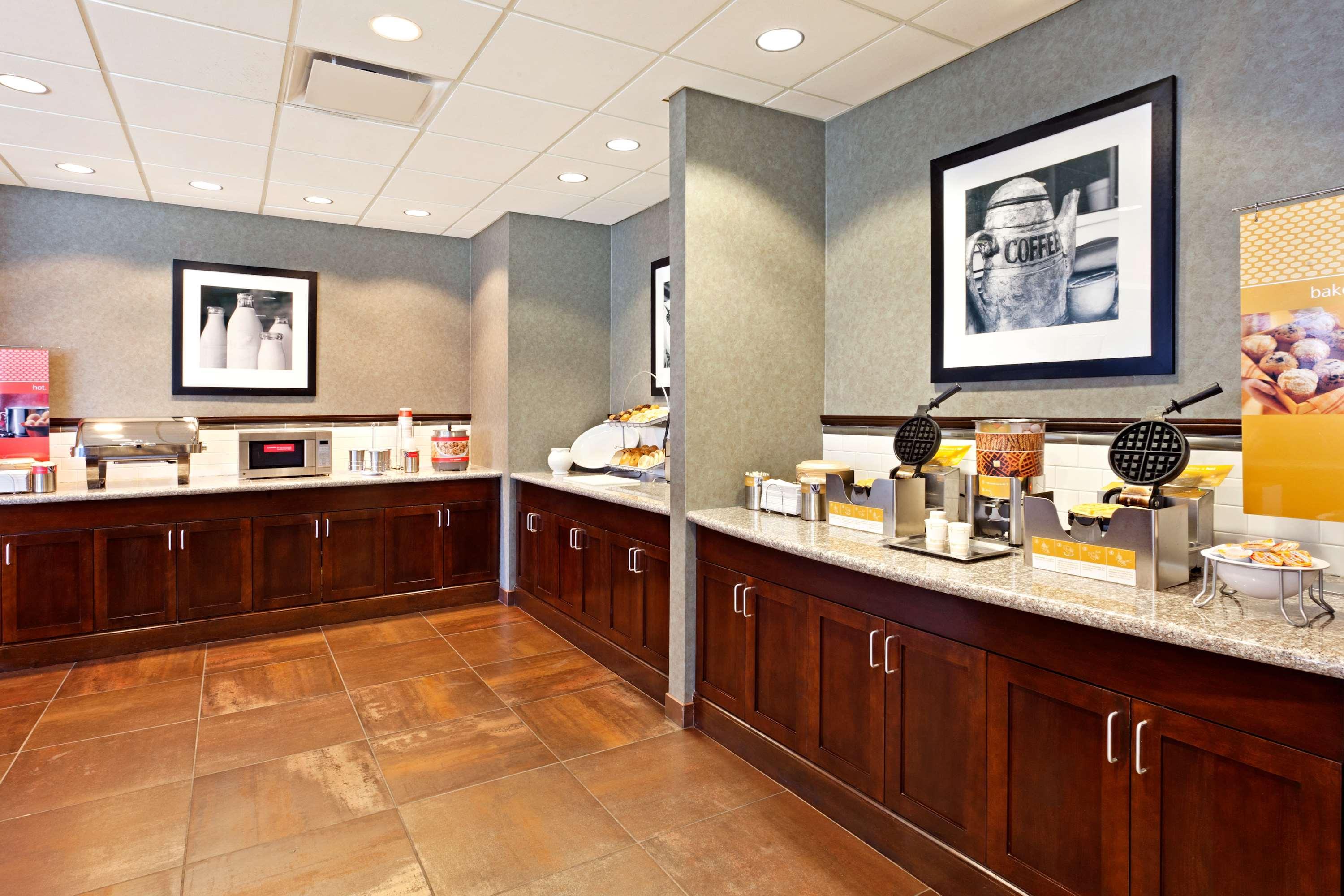 Hampton Inn & Suites Omaha-Downtown Екстер'єр фото