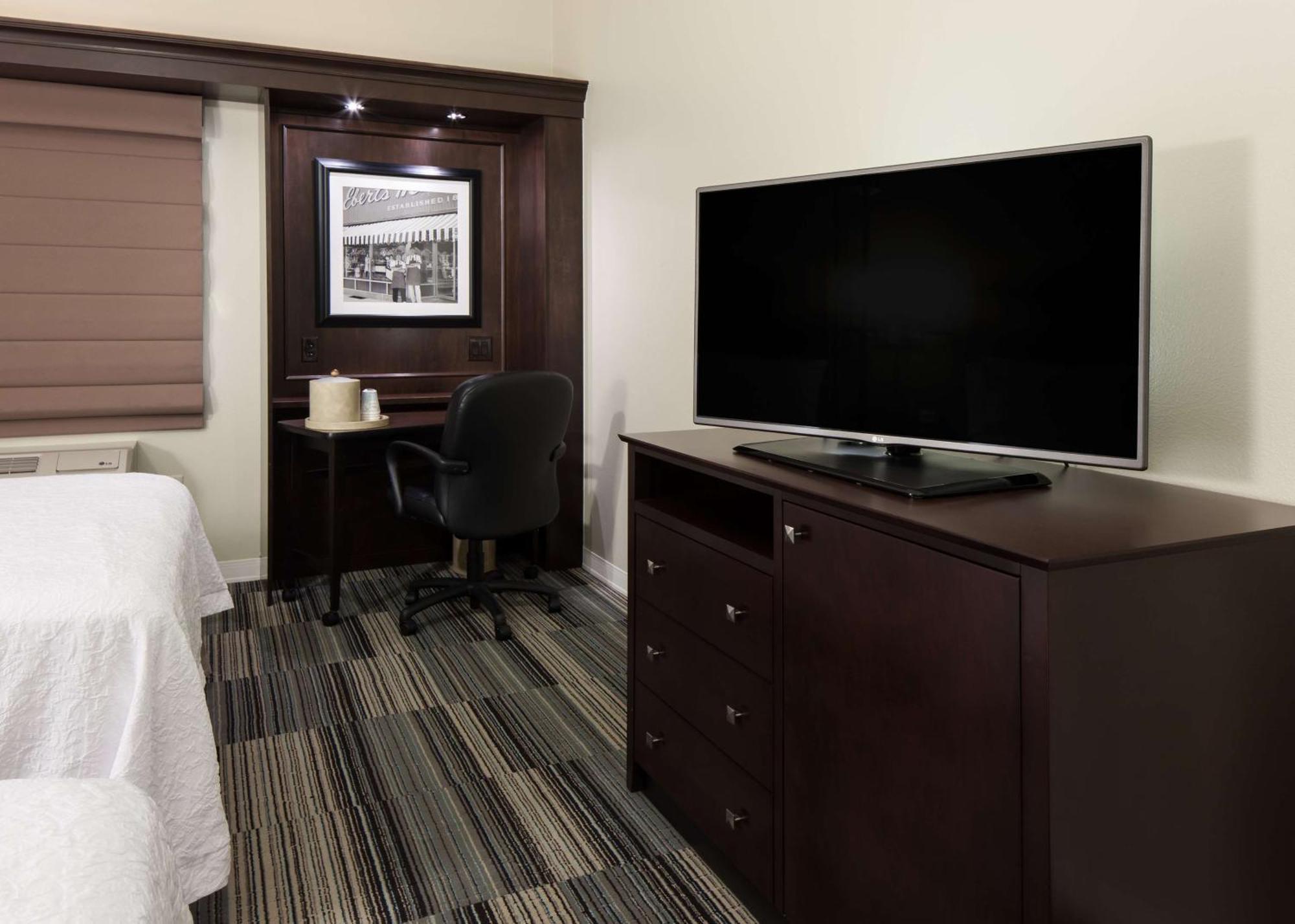 Hampton Inn & Suites Omaha-Downtown Екстер'єр фото