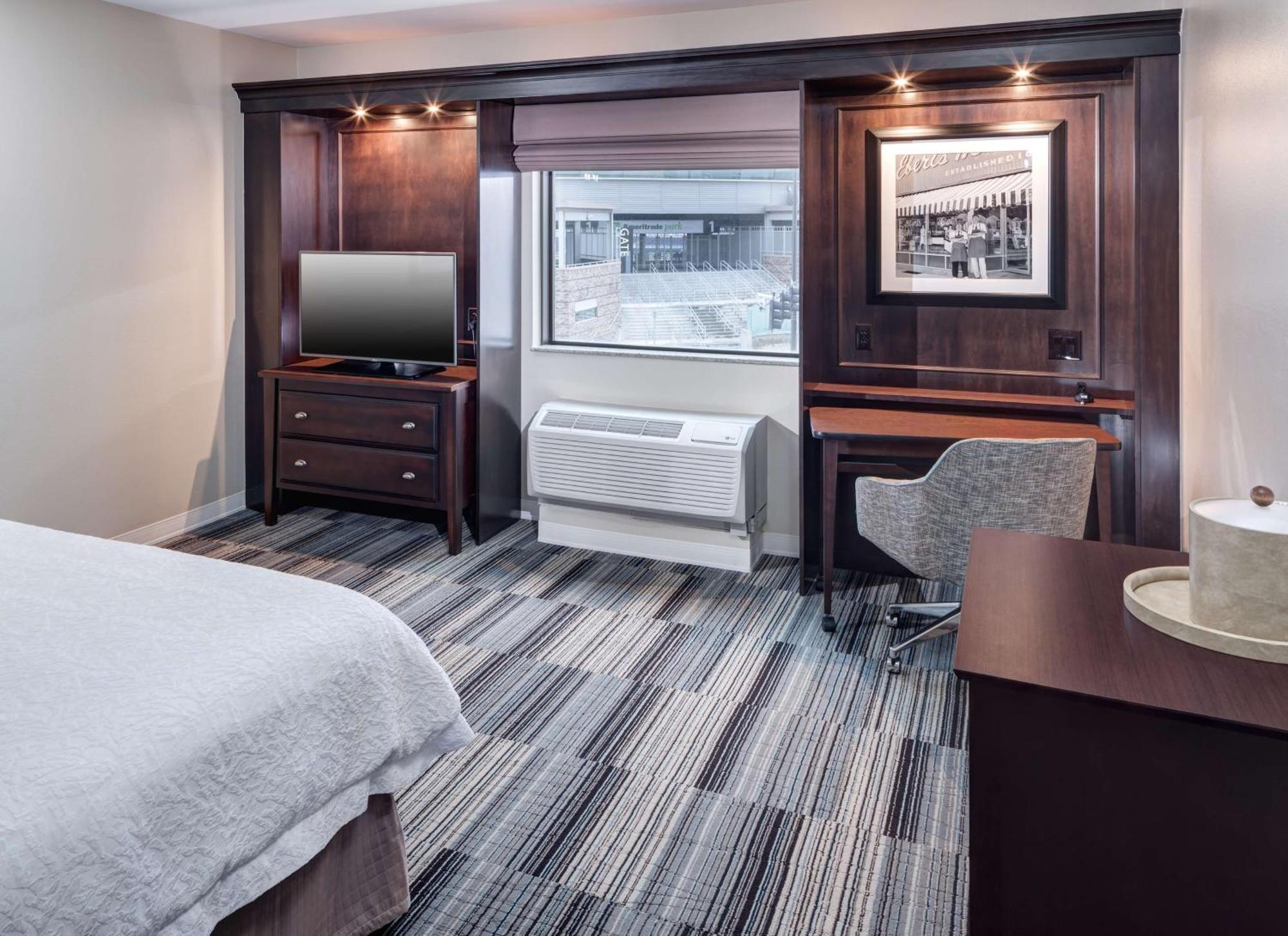 Hampton Inn & Suites Omaha-Downtown Екстер'єр фото