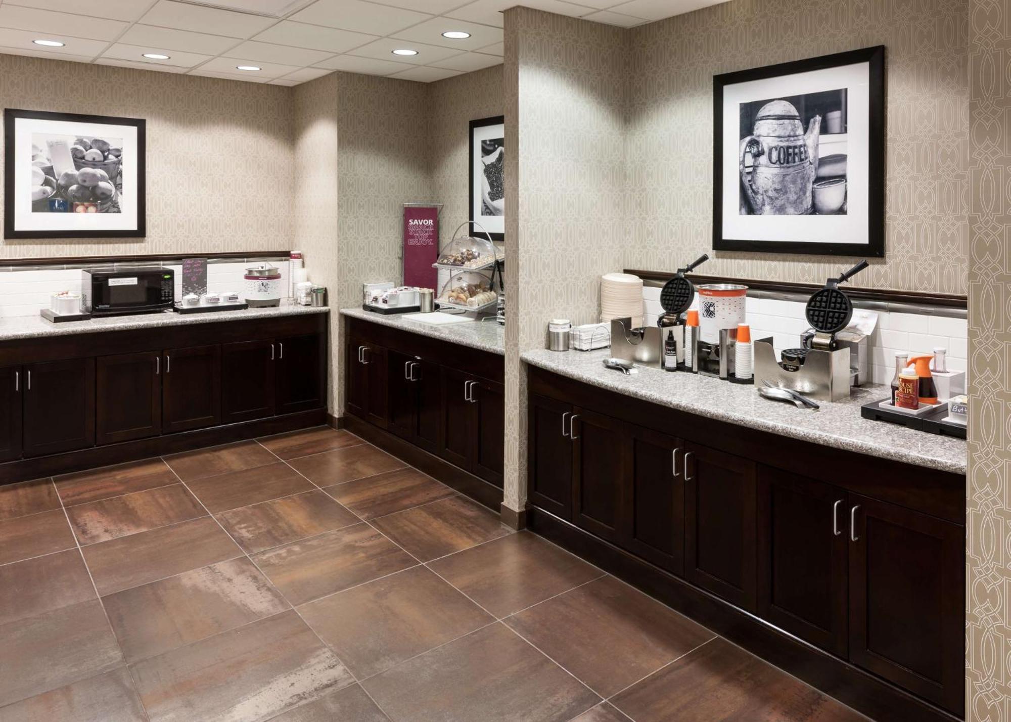 Hampton Inn & Suites Omaha-Downtown Екстер'єр фото