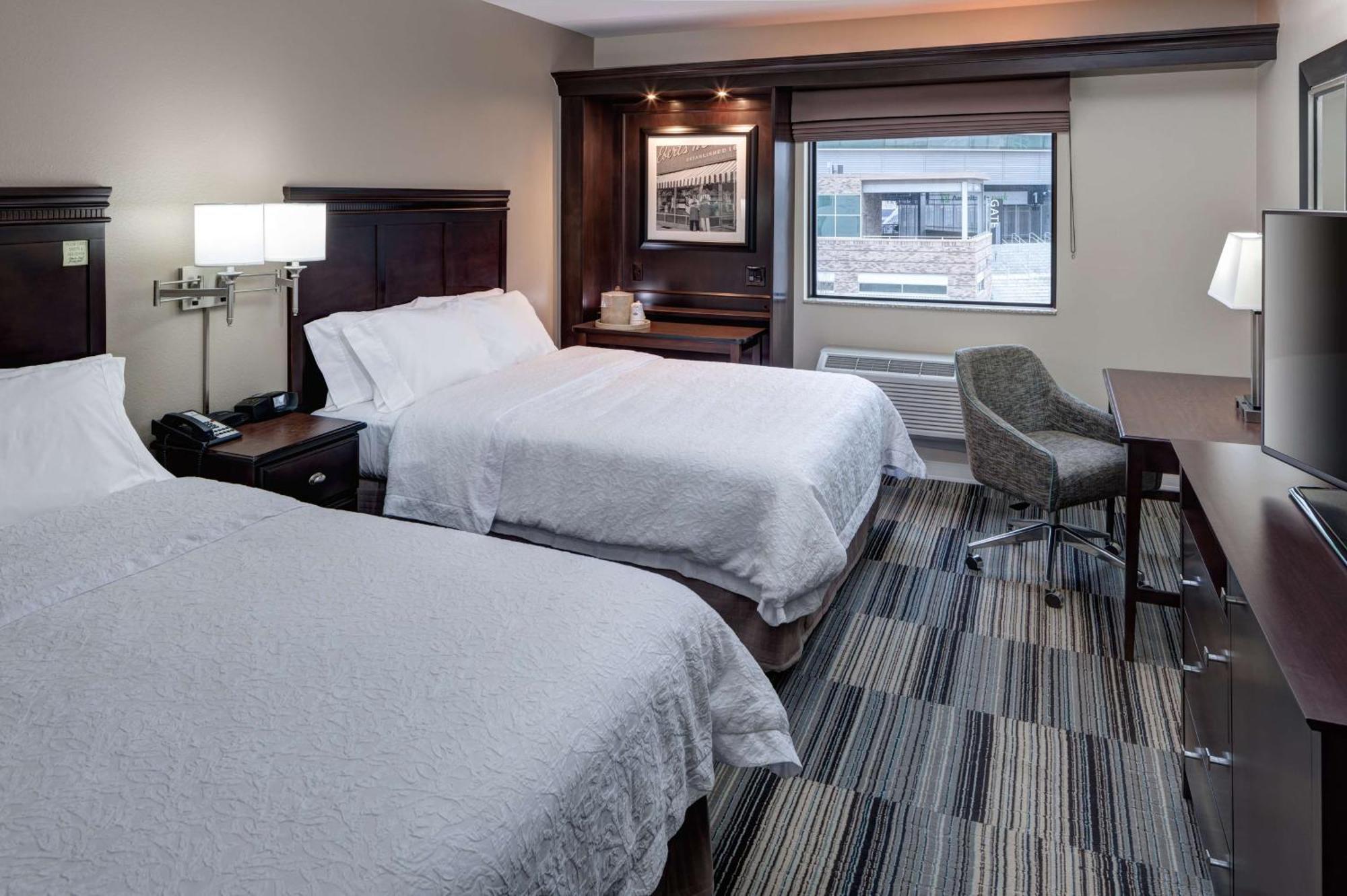 Hampton Inn & Suites Omaha-Downtown Екстер'єр фото