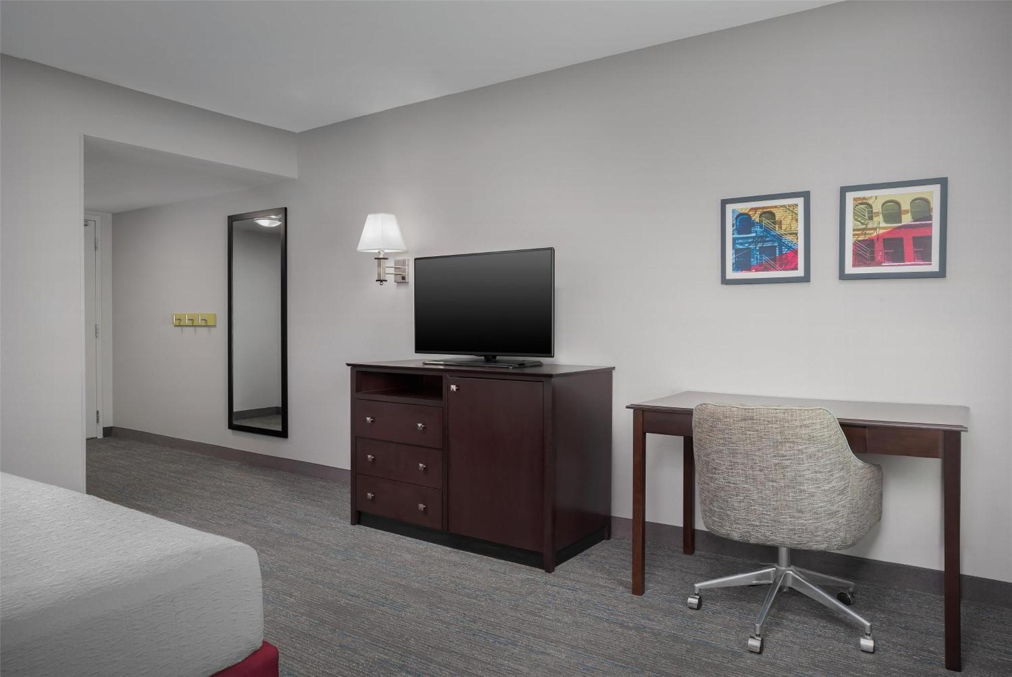 Hampton Inn & Suites Omaha-Downtown Екстер'єр фото