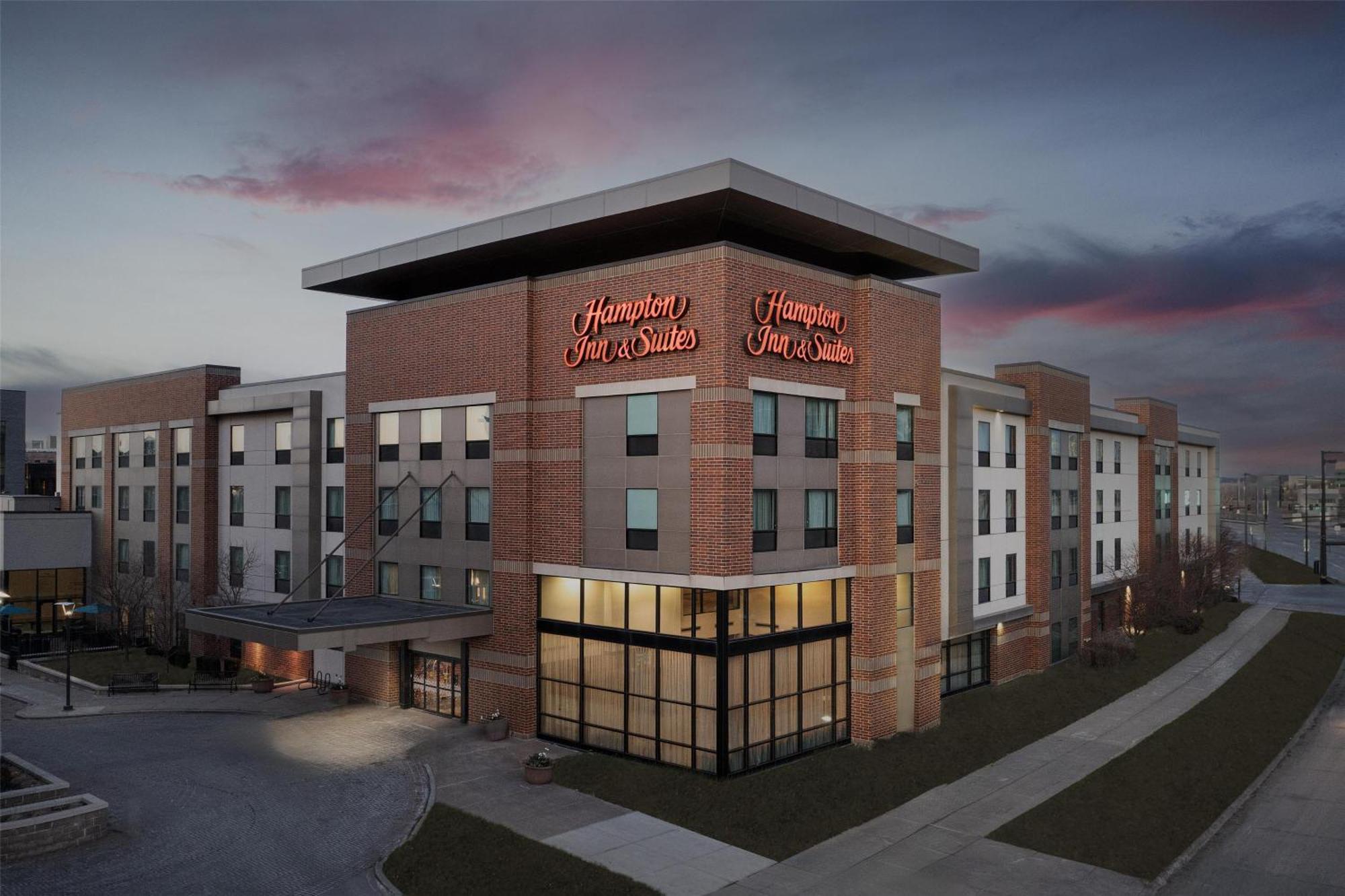 Hampton Inn & Suites Omaha-Downtown Екстер'єр фото